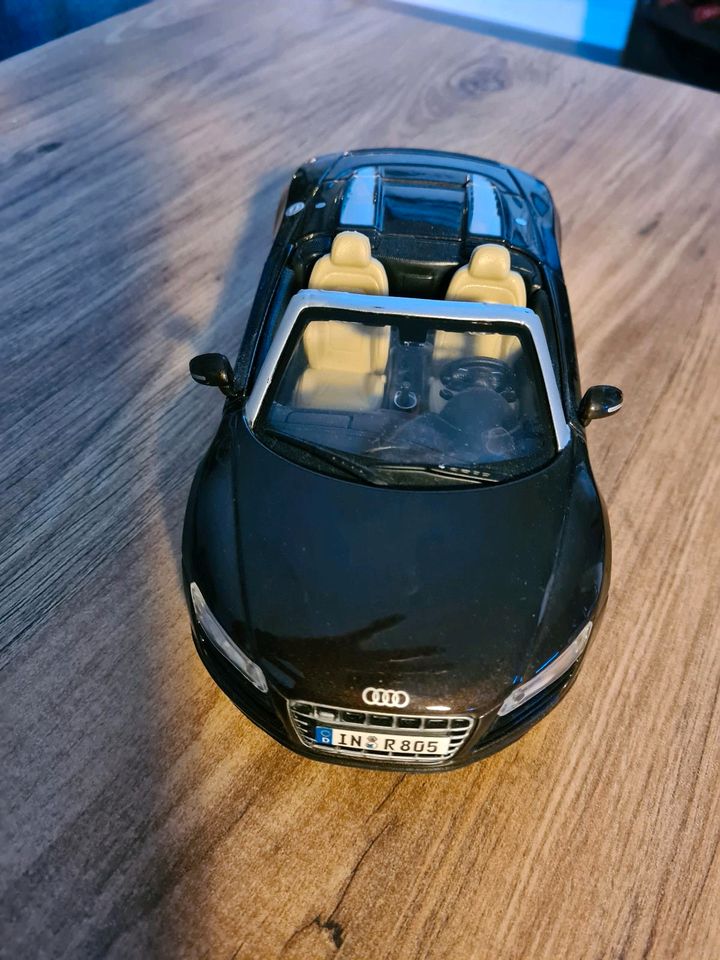 R8 Spyder Cabrio - Modelauto schwarz in Höchberg