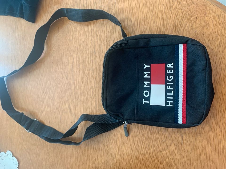 Tommy Hilfiger Umhängetasche in Hamburg