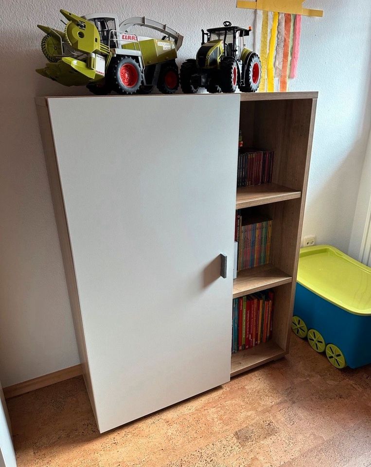 Kinderzimmer Jugendzimmer mit neuem Kleiderschrank in Hebertsfelden