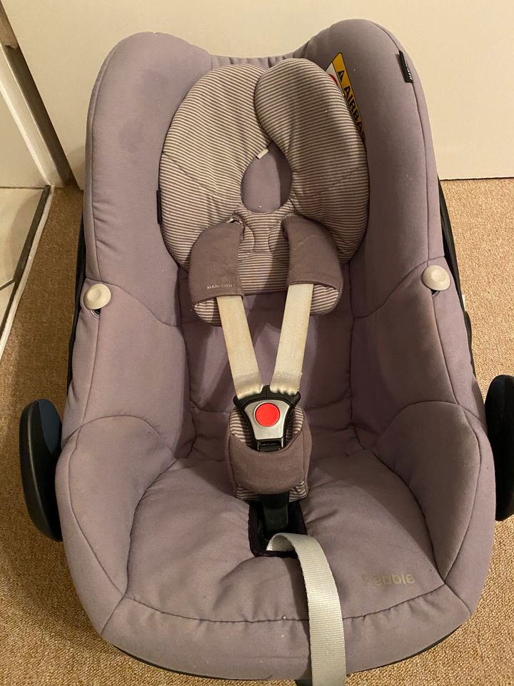 Set Maxi Cosi Babyschale +Kindersitz+Isofix-Station in Bad Soden am Taunus