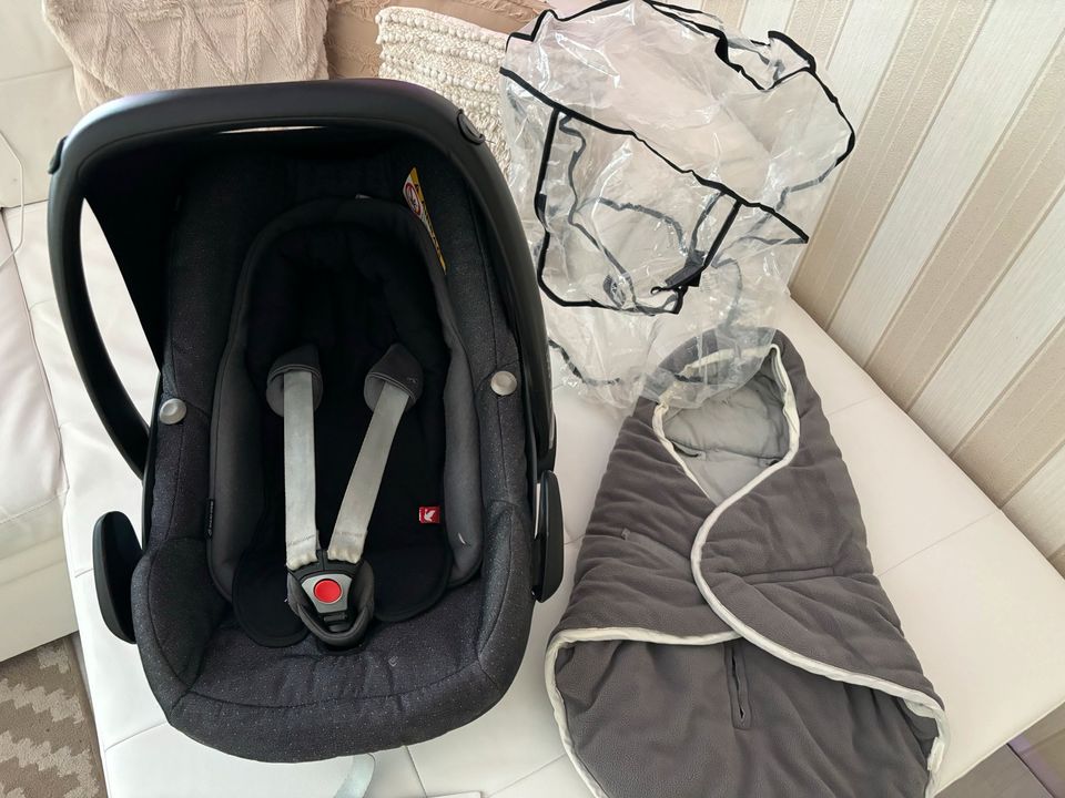 Maxi Cosi Pebble mit Basestation Babyschale in Beelen