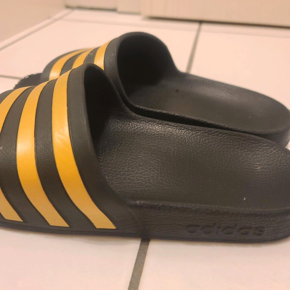 Adidas Adilette Gr. 4 blau gold in Brühl