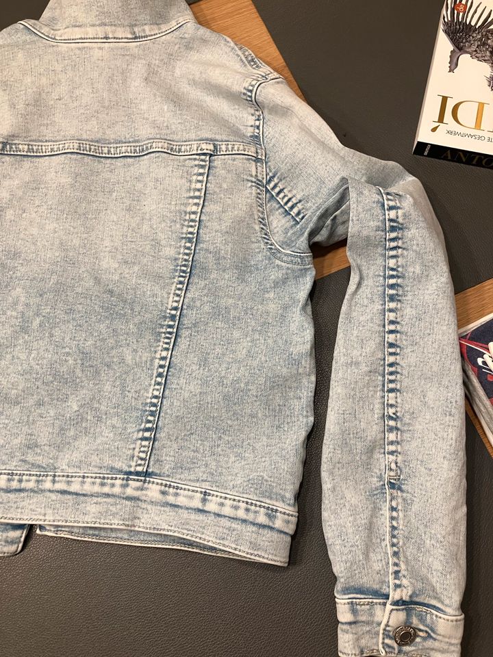 Mädchen Jeansjacke von h+m Gr. 158 in Bad Hersfeld