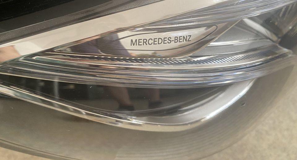 Mercedes-Benz W213 Scheinwerfer LED Rechts A2139064804KZ in Bielefeld