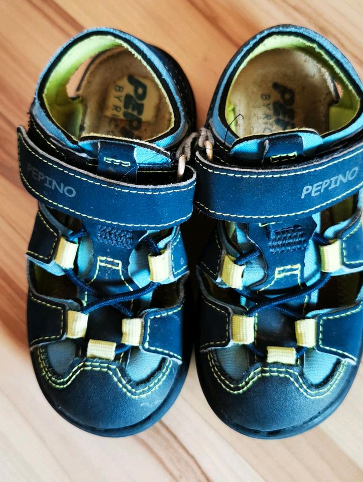 Kinderschuhe Sandalen Größe 24 in Adelheidsdorf