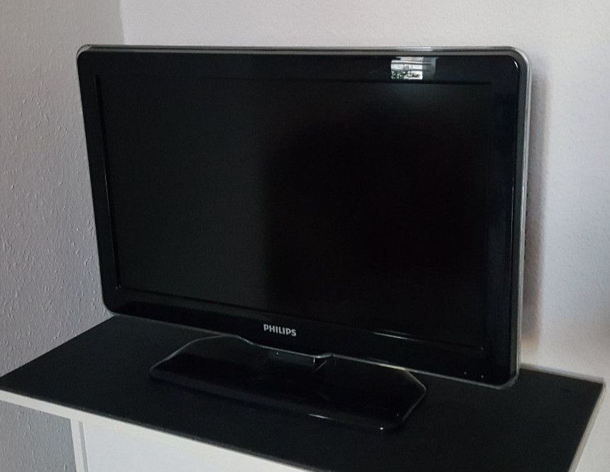 PHILIPS LCD-Fernseher 26 Zoll 66 cm mit Fernbedienung, Netzkabel in Dresden