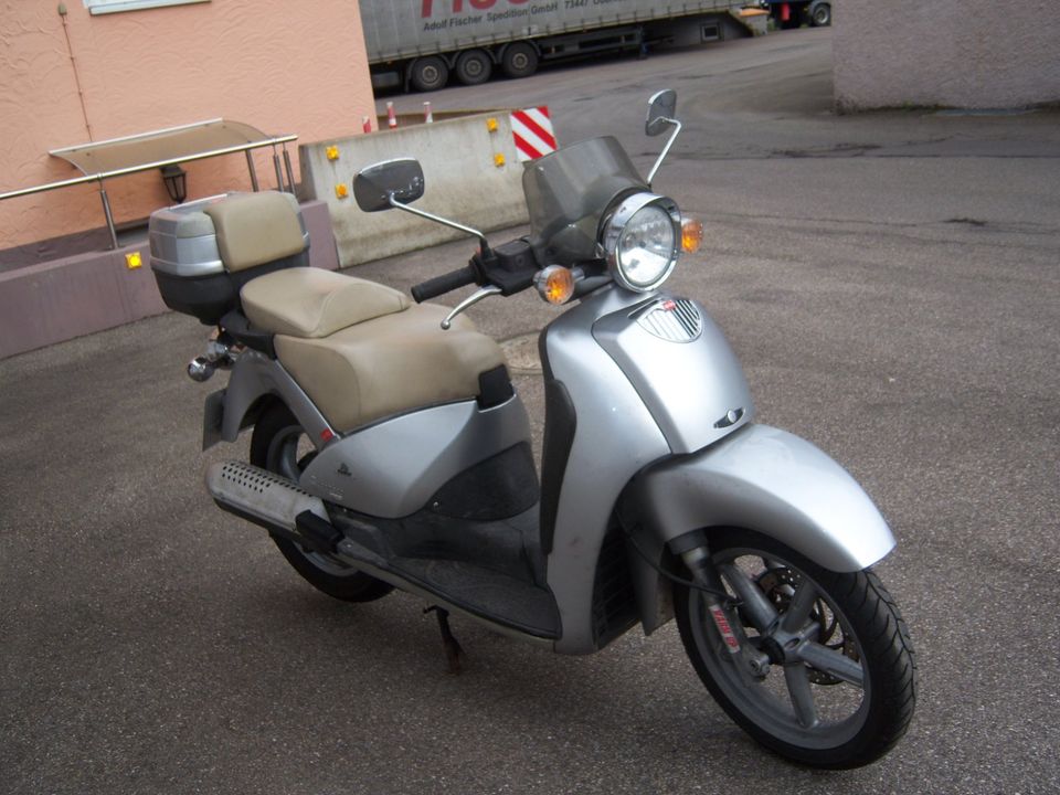 Roller Aprilia Scarabeo 125 in Oberkochen