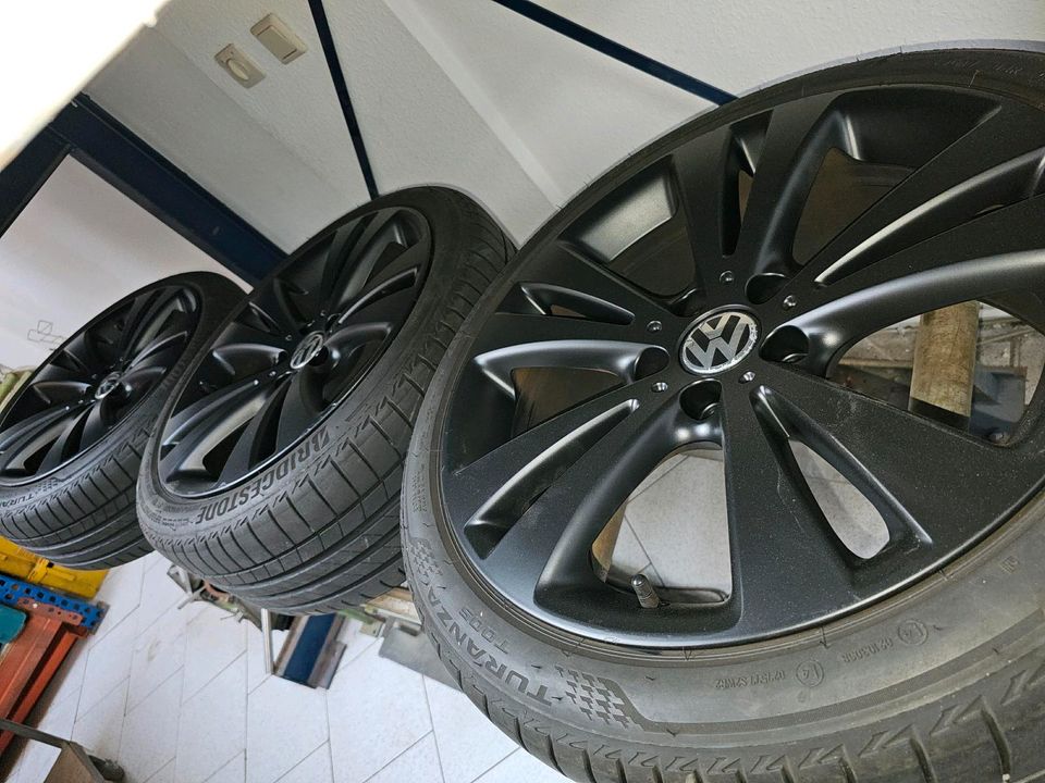 18 Zoll Alufelgen VW Audi Skoda Reifen neuwertig in Bordesholm
