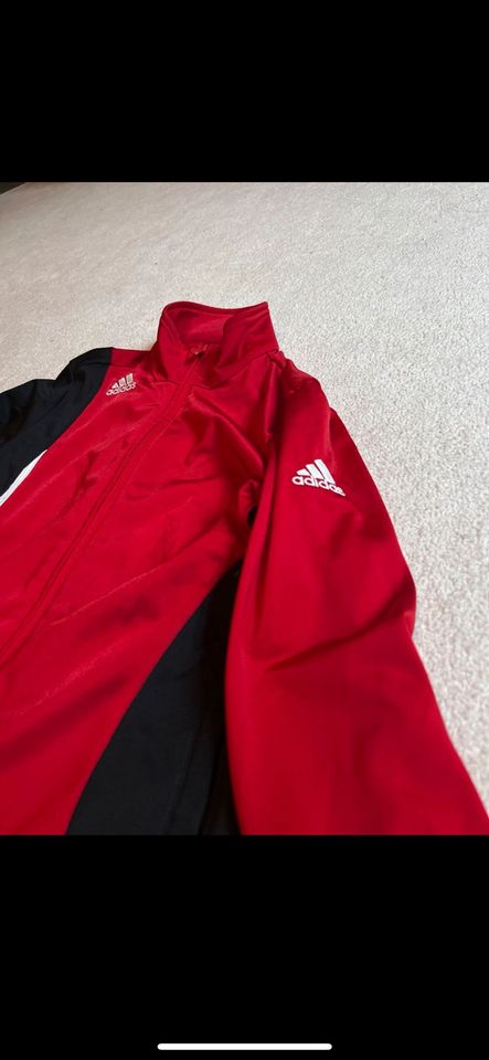 rote Strickjacke in Gr.140 von Adidas in Weitendorf Laage