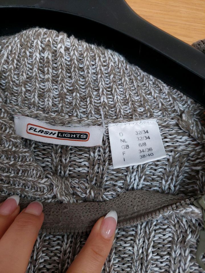 Wunderschöner Strickpulli olivgrün meliert Größe 32/34 in Leipzig