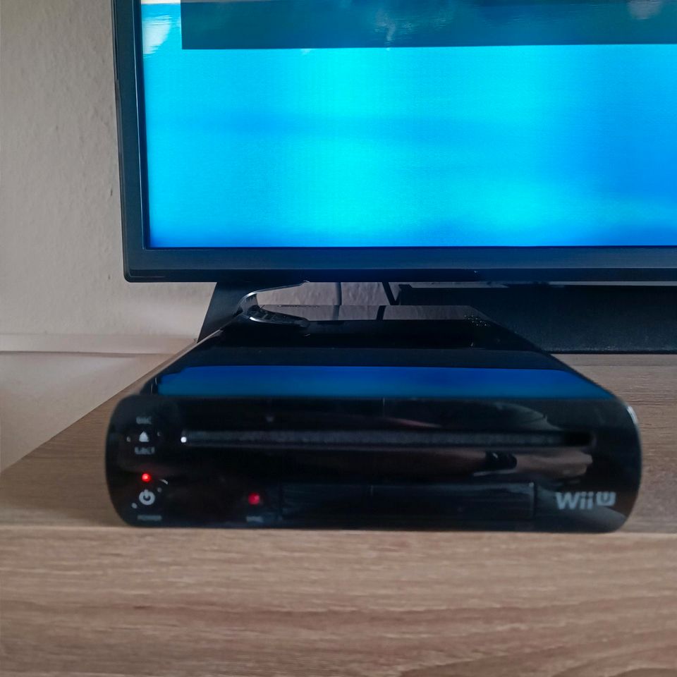 Wii U mit Controller und Spielen in Villingen-Schwenningen