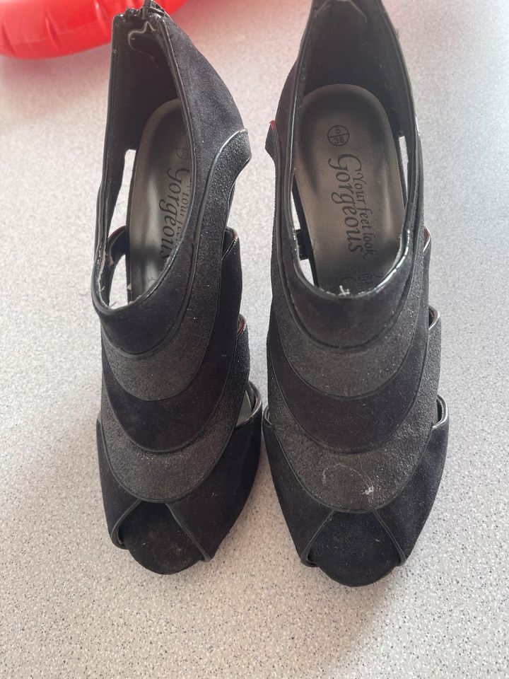 Sandalen High Heels schwarz schick 38 in Kirchlauter