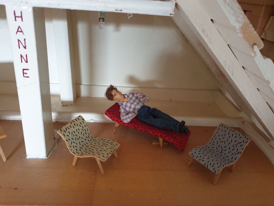Puppenhaus/Puppenstube (teils 50er Jahre) + Sack voll Puppenmöbel in Nottuln
