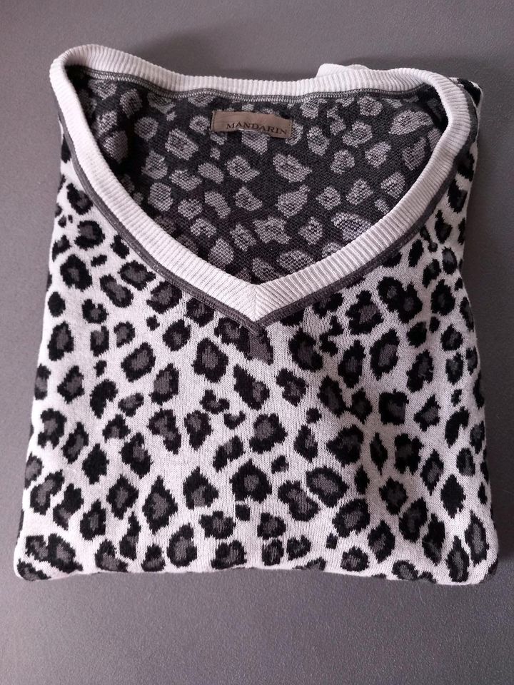 Pullover Animal Print in Stein