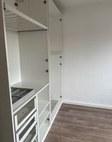 Pax Kleiderschrank von Ikea mit 3 Matt und 1 Spiegel Türen Hessen - Rüsselsheim Vorschau