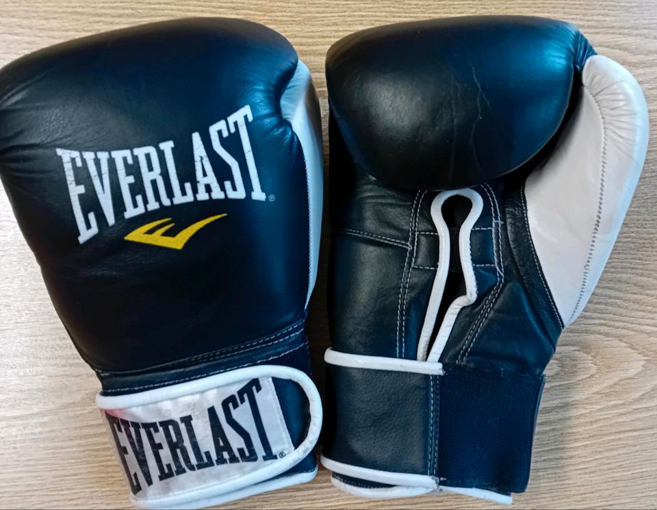 Verkaufe gepflegte Boxhandschuhe Leder, Fa. "EVERLAST" in Bergisch Gladbach