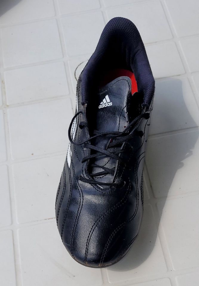 Fussballschuhe "Adidas" schwarz mit roten Streifen in Schachahof