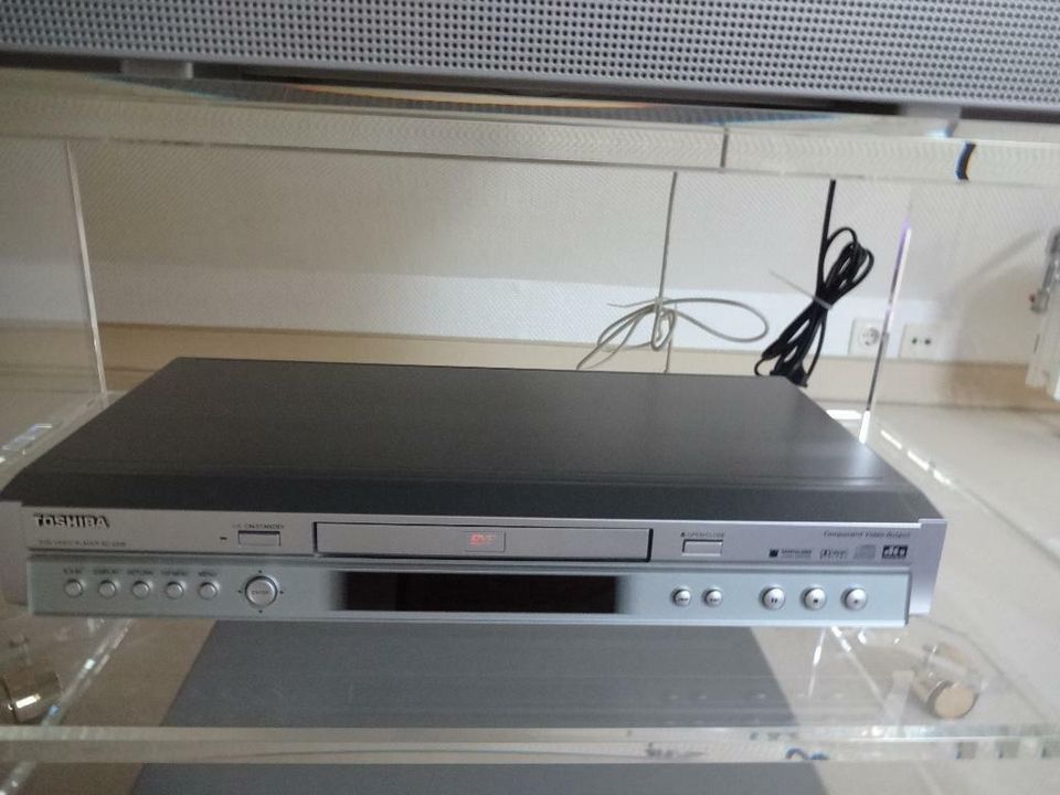 TOSHIBA-DVD-PLAYER IN SILBER, EXCLUSIVE OPTIK, NEUWERTIG!!! in Düsseldorf