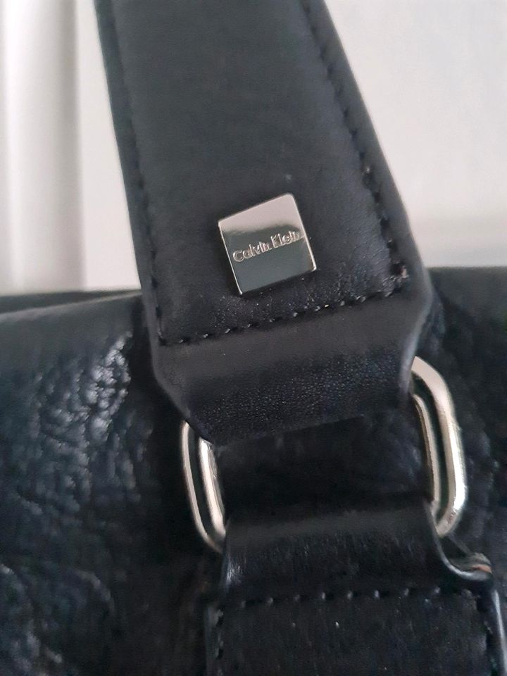 Calvin Klein Schultertasche schwarz Leder 24x40 in Essen