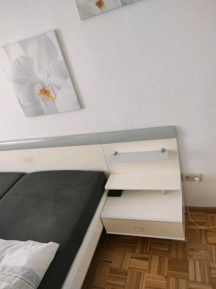 Schlafzimmer Bett mit Nachtkästchen Weiss in Amberg