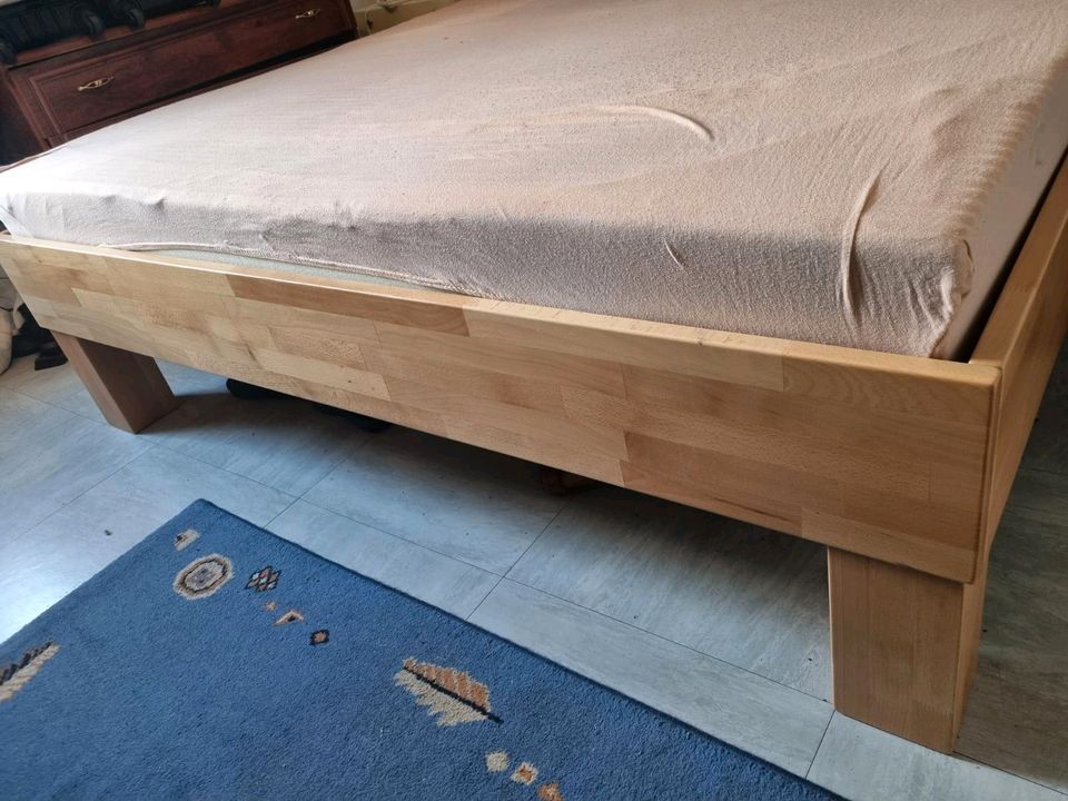 Stabiler Holz Bett in Köln