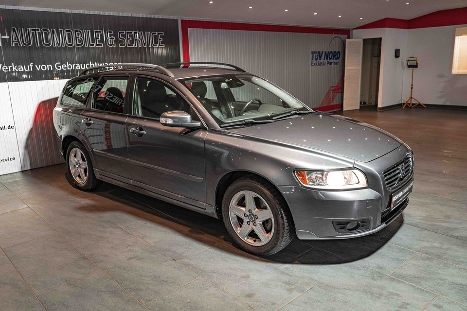 Volvo V50 Kombi 2.0 D Momentum Navi Klimaautomatik in Friesoythe