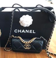 Original Chanel 19 kleine Tasche mit Kette / Brillentäschchen Hannover - Döhren-Wülfel Vorschau