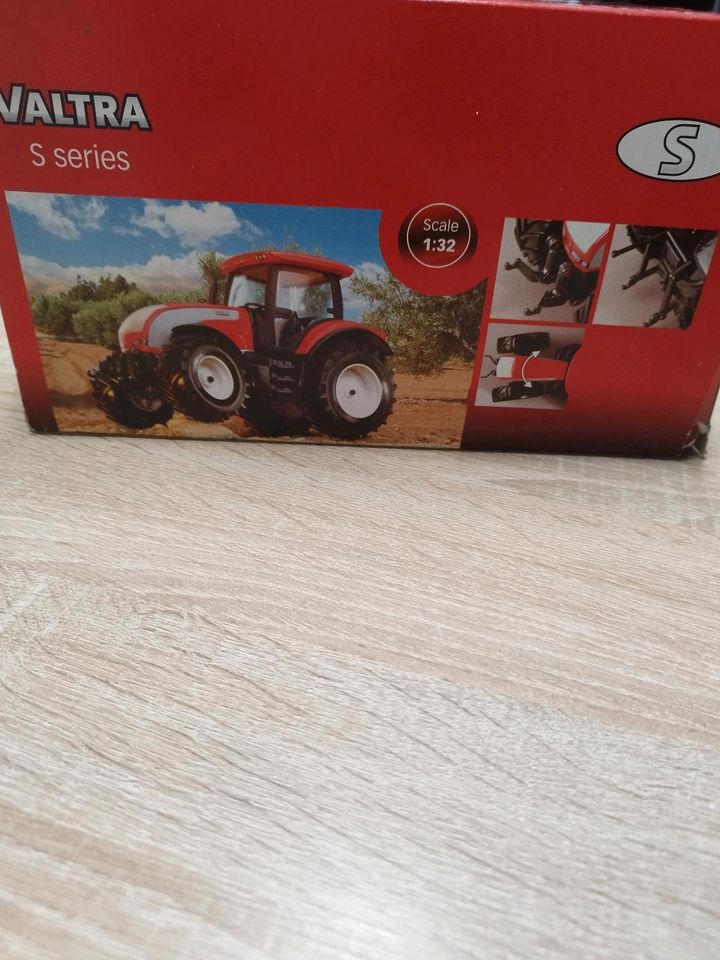 Valtra Traktor in Karsdorf