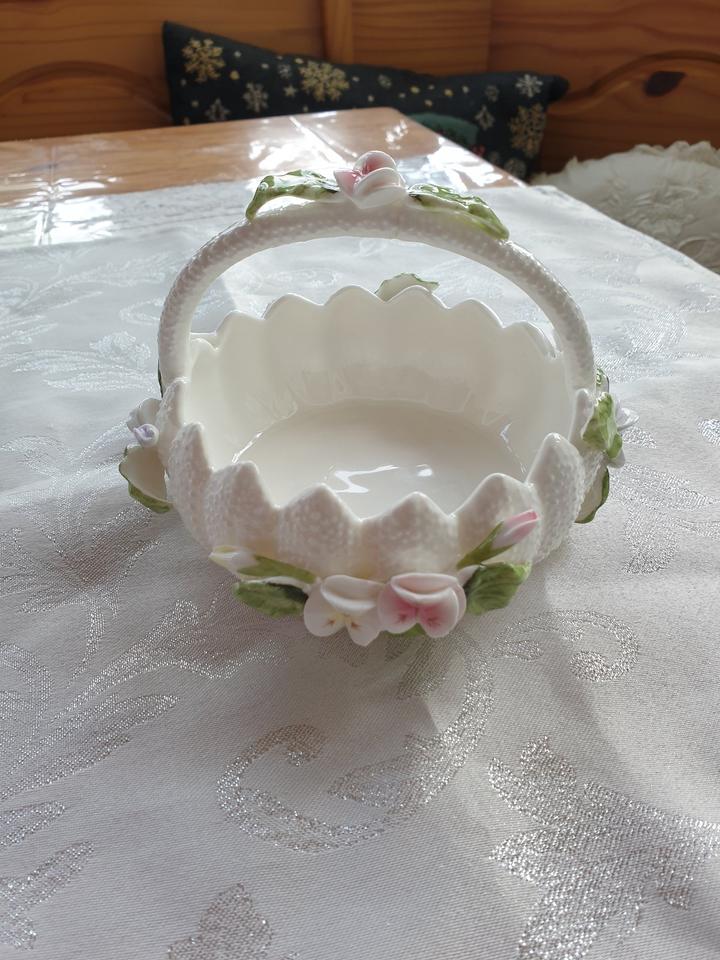 Wunderschöner Porzellan Korb mit Blumenverzierung in Bad Emstal