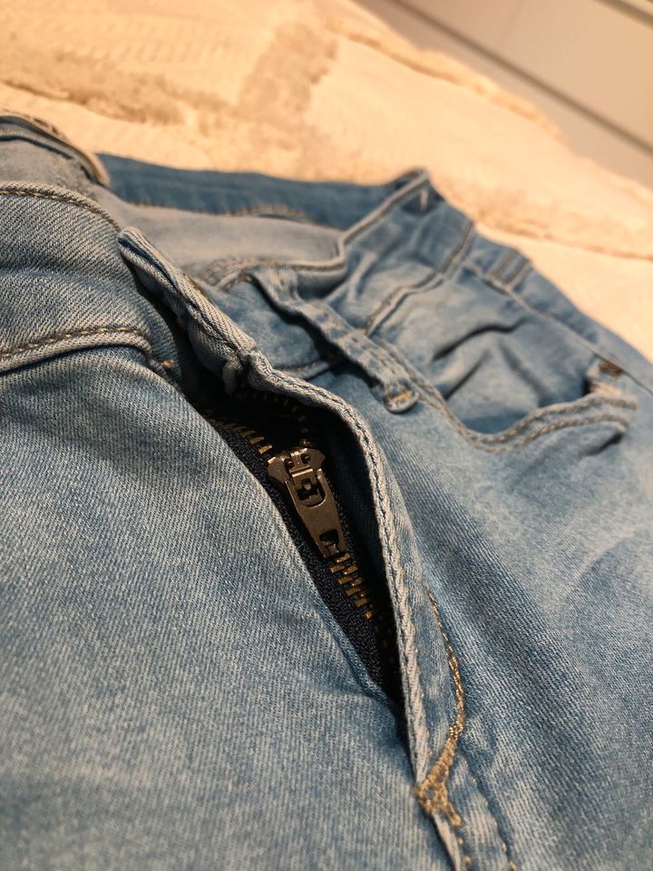 Jeans Tally Weijl 36 destroyed hellblau Hose in Oststeinbek