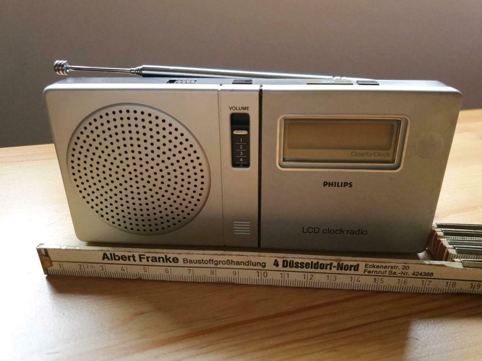 Philips LCD clock radio in Willich