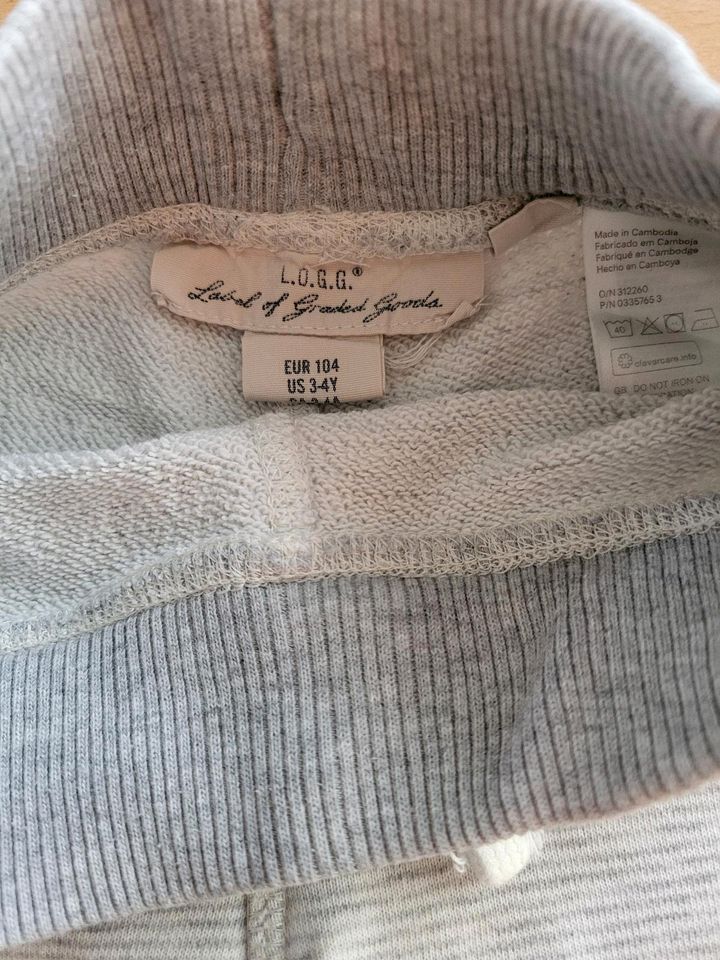 4 Shorts von H&M Größe 104 in Bingen