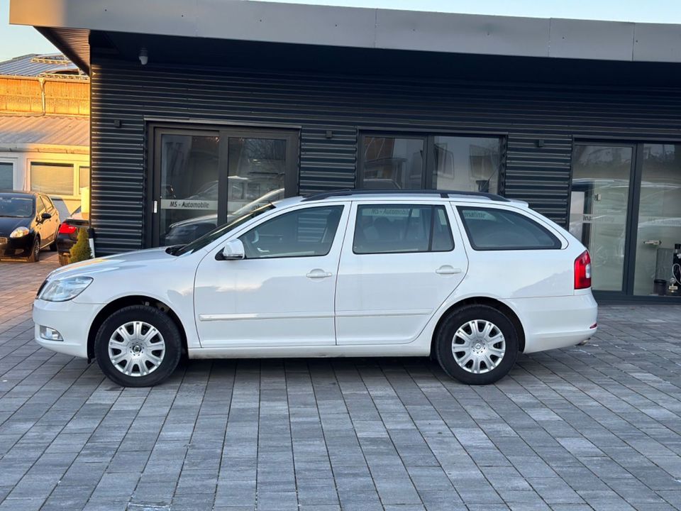 Skoda Octavia Combi Ambiente 1.6 TDi Schiebedach AHK in Holzminden