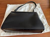 Schlichte schwarze Leder Handtasche mit goldenem Verschluss Nordrhein-Westfalen - Hennef (Sieg) Vorschau