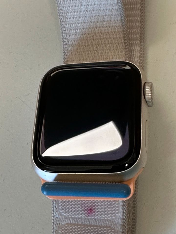 Apple Smartwatch »Watch SE GPS 40mm (Watch OS 10 Sport Loop) in Hamburg
