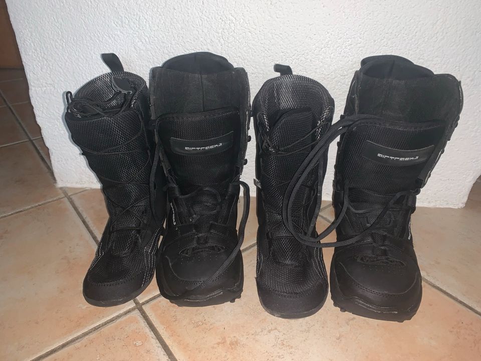 Snowboardset mit Snowboard, Tasche und Schuhen. in Niederrieden