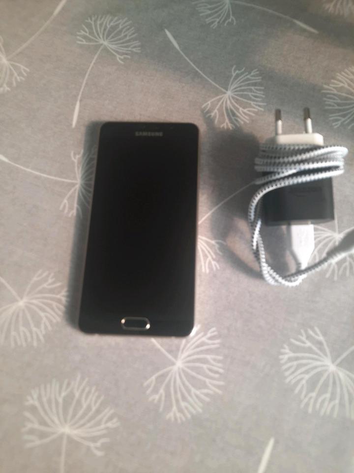 SAMSUNG GALAXY A5(6) SEHR GUTE ZUSTAND IN SCHWARZ UND GOLD in Greetsiel