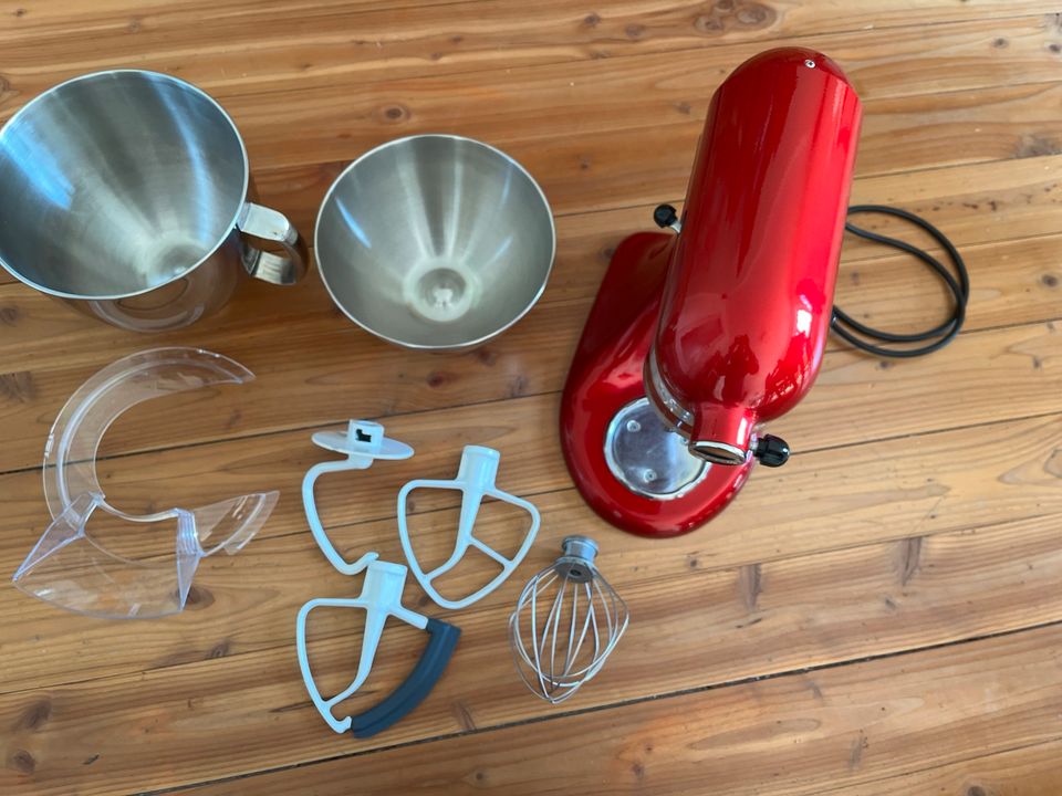 Kitchen Aid Artisan rot mit Schüsseln und Rührern Küchenmaschine in Freising