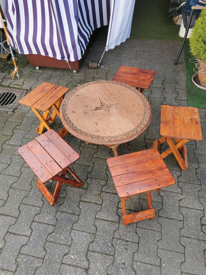 Spieltisch mit 6 Hocker aus massivem Holz in Hanau