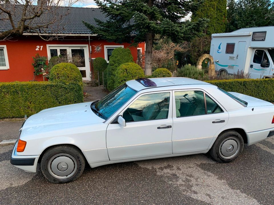 Mercedes 200E W124 Daimler Oldtimer mit H Zulassung in Sachsenheim