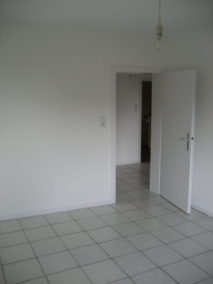 Schöne 2 ½ Zimmerwohnung mit Balkon in 47137 Duisburg in Duisburg