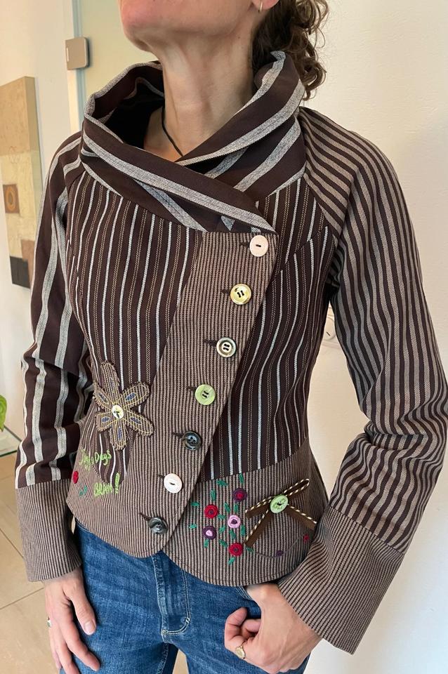 Blazer mit bunten Stickereien und Knöpfen, Größe 34 NEU! in Hünstetten