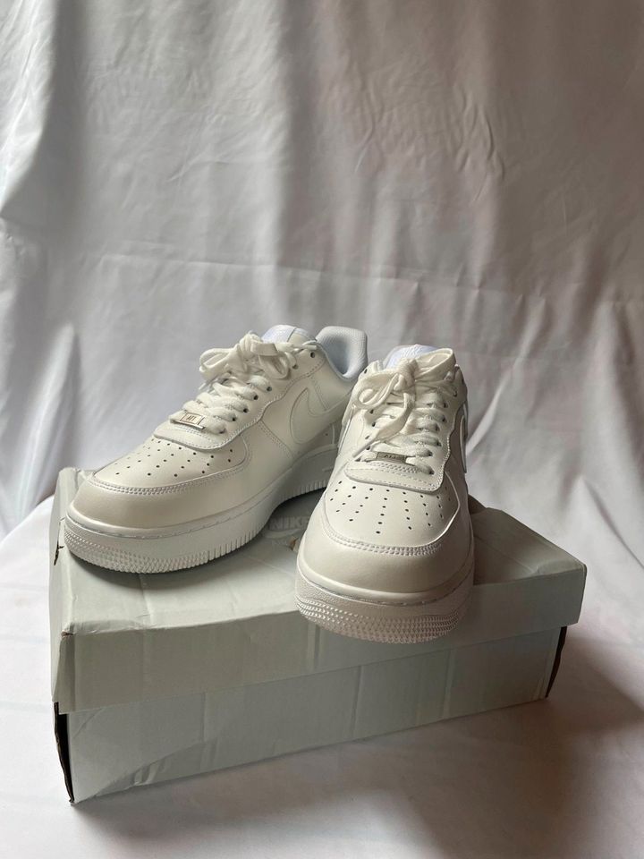 Nike Air Force 1 neu, OVP, weiß, Gr.43 in Lenggries