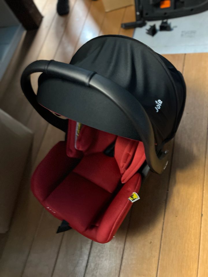 Joie Babyschale mit Isofix Station fürs Auto + Kuschelbezug in Mainhausen