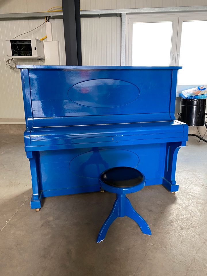 Klavier blau restauriert in Braunschweig