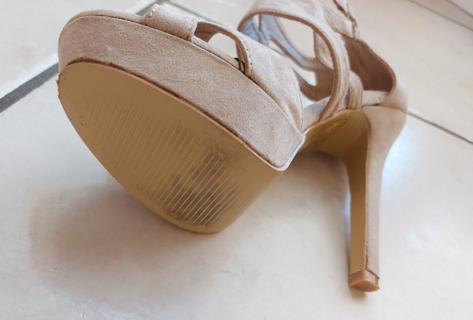 WIE NEU High Heels Plateau Pumps nude Gr. 37 in Dettenheim