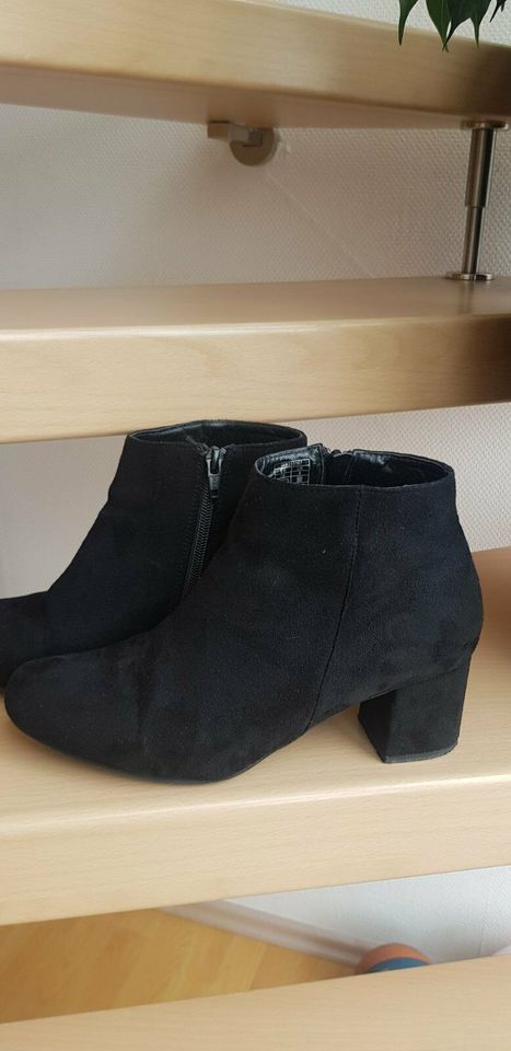 Schuhe Absatz schwarz 39 Konfi Wildleder Pumps Stiefeletten TOP in Reichenbach an der Fils