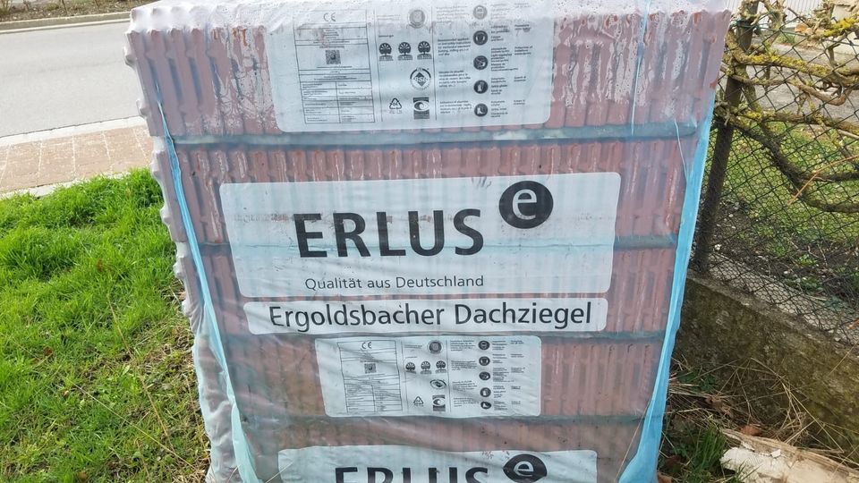 Erlus FalzZiegel eine Palette, plus Sonderziegel (NP 2.500€) in Essenbach