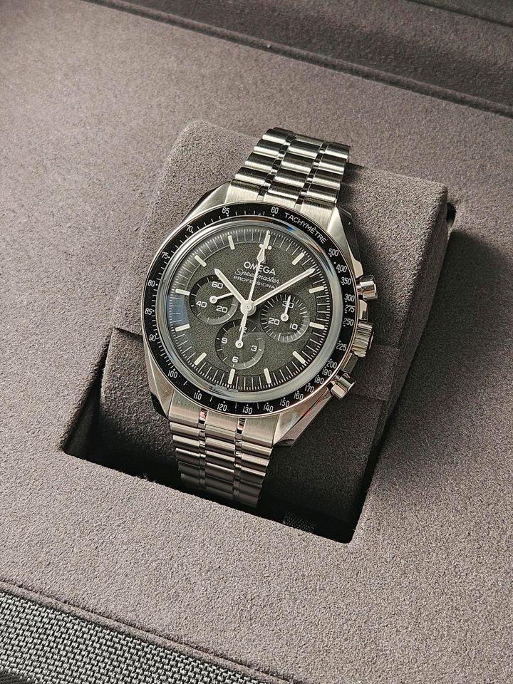 Omega Speedmaster Moonwatch Saphir, NEU 2024, 310.30.42.50.01.002 in Köln