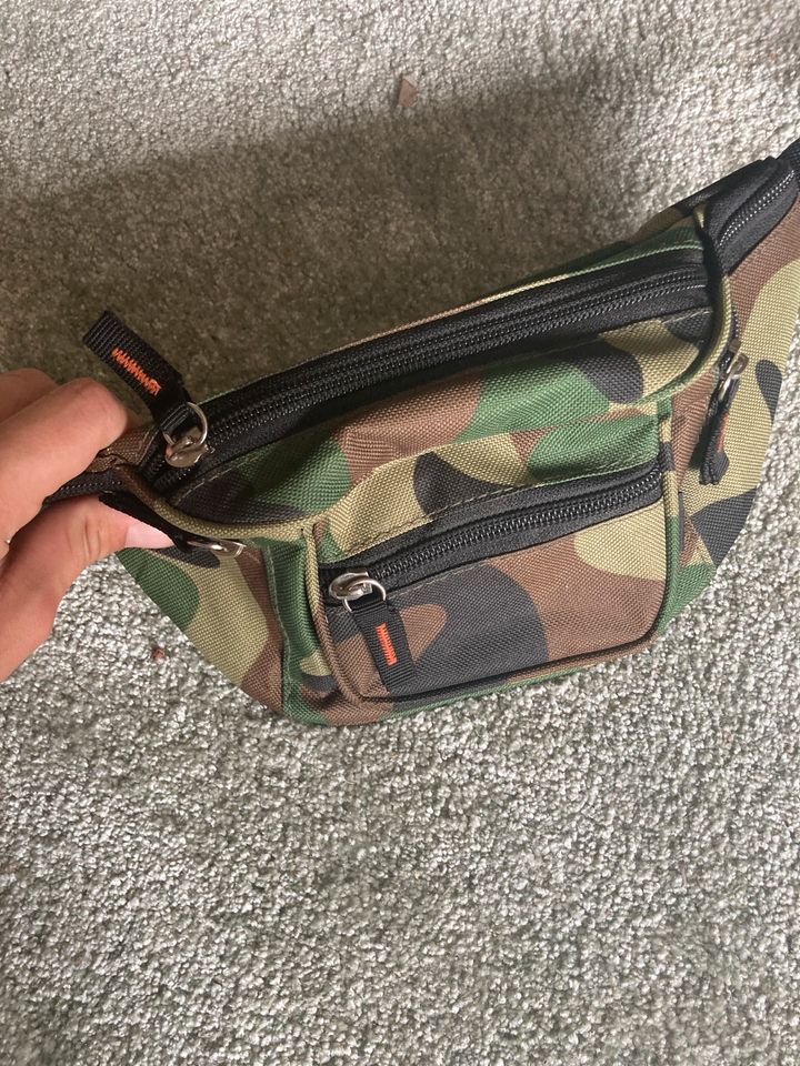 Camouflage Bauchtasche(4 Fächer) in Bernburg (Saale)